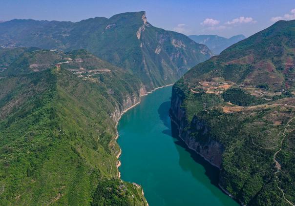 今年1—6月，三峽樞紐通過(guò)量達(dá)8307.7萬(wàn)噸，同比增長(zhǎng)10.4%