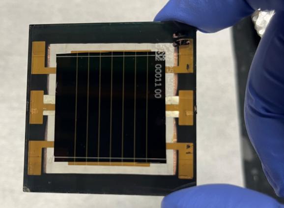 NREL、CubicPV 鈣鈦礦微型太陽(yáng)能組件效率達(dá) 24%